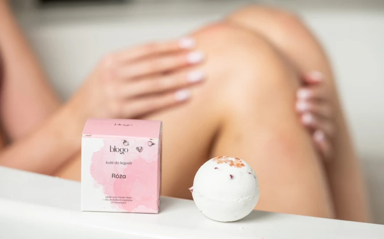 Kula do kąpieli Róża z modelką