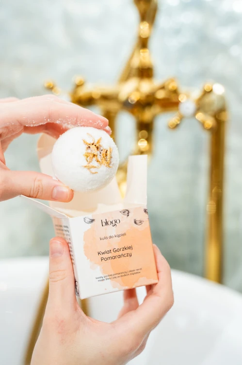 Kula do kąpieli Kwiat Gorzkiej Pomarańczy na tle łazienki | Błogo