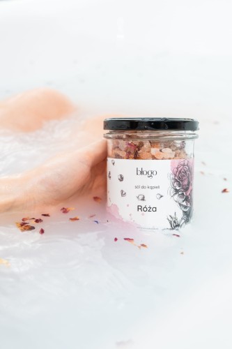 Sól do kąpieli Róża - zanurzona | Błogo