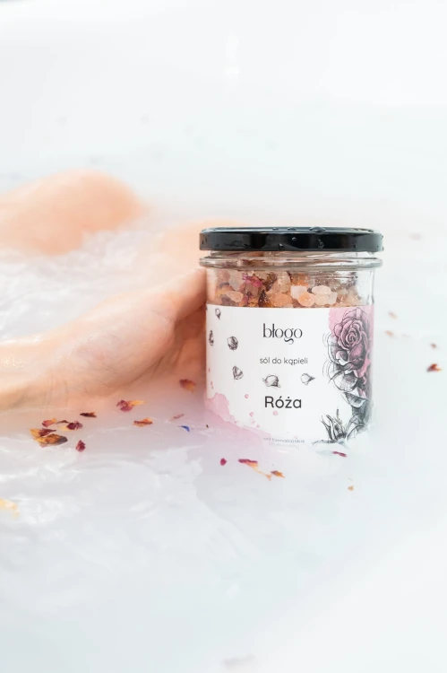 Sól do kąpieli Róża - zanurzona | Błogo