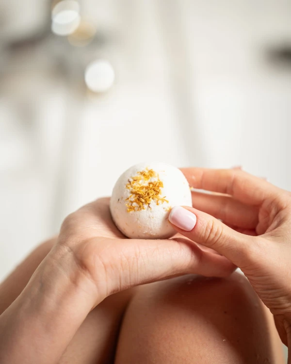 Kula do kąpieli Nagietek w dłoniach