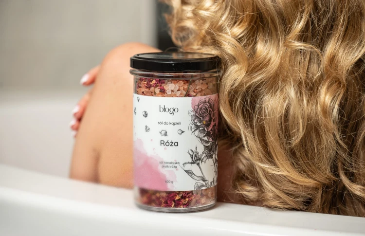 Sól do kąpieli Róża z modelką